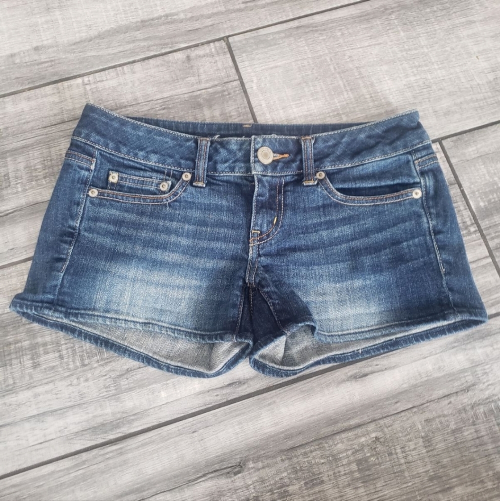 American Eagle Low-Rise Jean Shorts Size 2